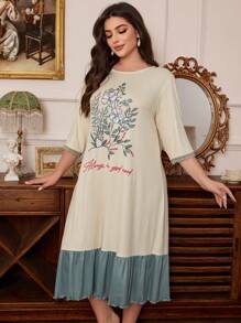 带有花朵拼布和荷叶边下摆的大码睡袍