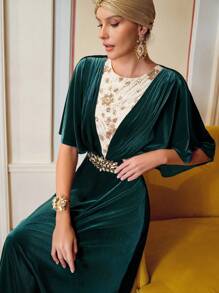 ZEYLAH VESTIDO LARGO CON PANEL DE MALLA CON LENTEJUELAS DE CONTRASTE, MANGA ABULLONADA DE VELLUDILLO - Verde - Ver 4