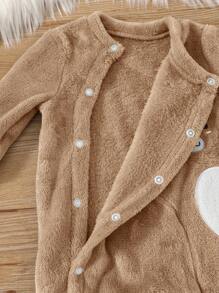 SHEIN 新生男婴可爱熊刺绣斜领法兰绒连体衣，秋冬 - 卡其色 - 查看 2