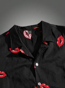 Manfinity VCAY Camisa de manga corta con bordado de labios rojos tejida para hombres de talla grande
