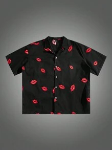 Manfinity VCAY Camisa de manga corta con bordado de labios rojos tejida para hombres de talla grande