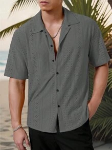 Manfinity Homme 男士度假休闲风，INS上搭配了一款针织黑白几何条纹钩针纹理提花宽松短袖衬衫。纽扣开襟，彰显法式优雅浪漫，是夏威夷海滩度假、音乐节和日常穿着的完美之选。也是送给男朋友或老公的理想礼物。男士条纹短袖单排扣休闲通勤衬衫，男士酷炫衬衫，男士时尚衬衫，男士时尚衬衫 - 淺灰色 - 查看 6
