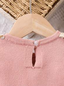 SHEIN Vintaside Kids 女宝宝时尚休闲荷叶边拼布针织连衣裙，秋冬。小碎花图案连衣裙经典优雅。针织面料柔软亲肤，适合婴幼儿娇嫩肌肤。蕾丝边饰精致，展现公主般的魅力。田园风格充满吸引力。适合与父母共度美好时光，适合参加聚会，适合户外活动，适合节日庆典。