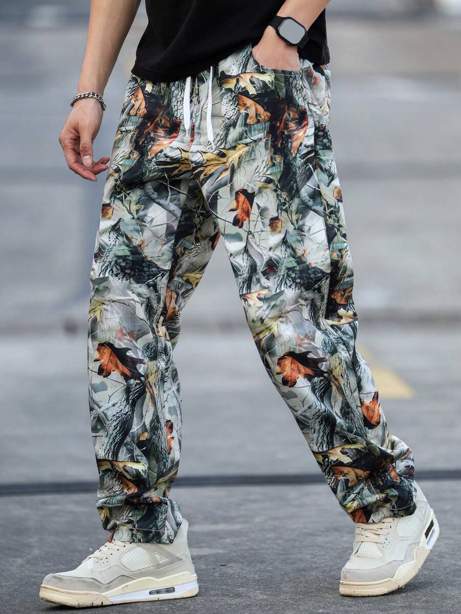 Manfinity LEGND Quần ống đứng rộng rãi, in họa tiết toàn thân, có dây rút, túi rút - Nhiều màu - Xem 1