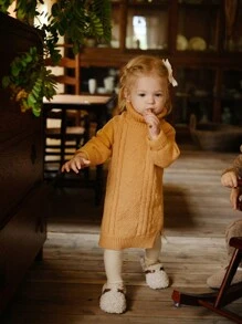 Vestido de suéter de punto de cable geométrico de diamante cálido y suave, color caqui, para niñas pequeñas, jersey holgado y casual de cuello alto para uso en exteriores y en casa