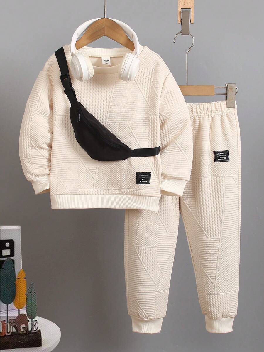 SHEIN 男童 3 件套运动纹理长袖圆领上衣、宽松长裤和斜挎包套装。时尚纹理图案设计，宽松版型，适合 4-7 岁儿童。适合秋季、春季和冬季各种场合穿着。 - 杏色 - 查看 1