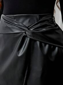 SHEIN LUNE 加大码女士黑色PU休闲扭结设计短裙，秋冬派对假日装 - 黑色 - 查看 6