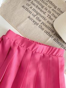 SHEIN 年轻女孩字母图案 T 恤和百褶裙