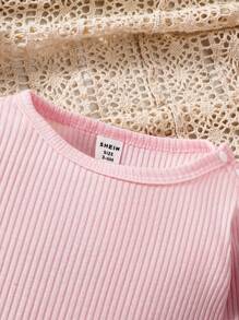 SHEIN 1 套女婴纯色圆领长袖罗纹 T 恤和心形印花工装裤休闲装，秋季