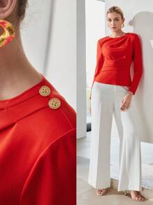 MOTF PREMIUM CAMISETA PLISADA CON DETALLE DE BOTÓN DE ORO SÓLIDO, HOMBROS FRUNCIDOS - Rojo - Ver 9