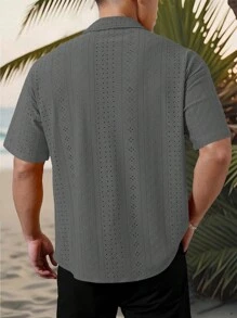 Manfinity Homme 男士度假休闲风，INS上搭配了一款针织黑白几何条纹钩针纹理提花宽松短袖衬衫。纽扣开襟，彰显法式优雅浪漫，是夏威夷海滩度假、音乐节和日常穿着的完美之选。也是送给男朋友或老公的理想礼物。男士条纹短袖单排扣休闲通勤衬衫，男士酷炫衬衫，男士时尚衬衫，男士时尚衬衫 - 淺灰色 - 查看 2