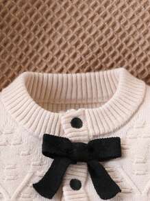 SHEIN 2 件套女婴时尚针织毛衣套装，适合秋冬季，包括纯色/撞色开衫和裤子。荷叶边、蝴蝶结装饰、撞色纽扣，方便穿脱。甜美可爱的风格，优质面料。适合作为新生儿礼物、日常爬行和行走穿着。适合各种场合和节日。温暖而优雅 - 米色 - 查看 3