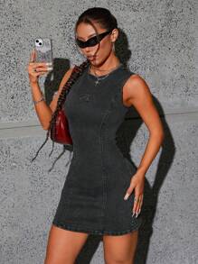 SHEIN ICON Vestido de mezclilla de ajuste delgado sin mangas con cuello redondo y decoración de letra de metal para mujer