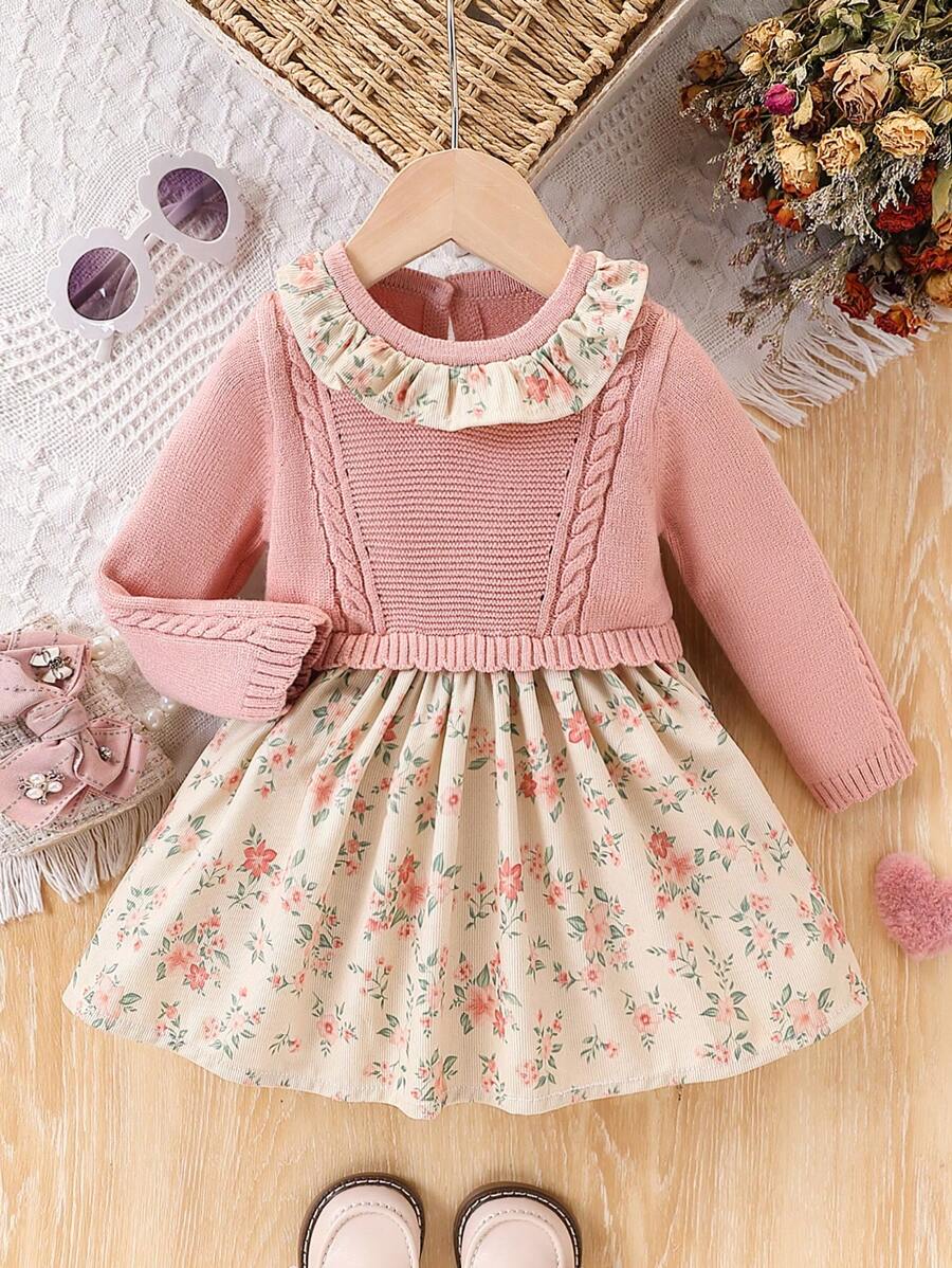 SHEIN Vintaside Kids 女宝宝时尚休闲荷叶边拼布针织连衣裙，秋冬。小碎花图案连衣裙经典优雅。针织面料柔软亲肤，适合婴幼儿娇嫩肌肤。蕾丝边饰精致，展现公主般的魅力。田园风格充满吸引力。适合与父母共度美好时光，适合参加聚会，适合户外活动，适合节日庆典。