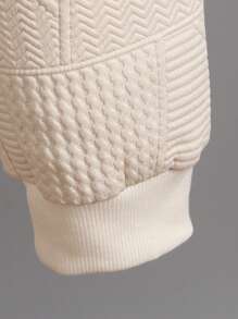 SHEIN 男童 3 件套运动纹理长袖圆领上衣、宽松长裤和斜挎包套装。时尚纹理图案设计，宽松版型，适合 4-7 岁儿童。适合秋季、春季和冬季各种场合穿着。 - 杏色 - 查看 3