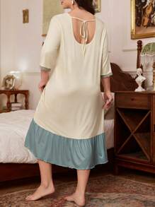 带有花朵拼布和荷叶边下摆的大码睡袍