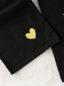 SHEIN 女童毛衣套装 - 针织开衫和针织裤，2 件/套，多色心形图案设计展现女童活泼可爱，开衫廓形适合分层穿着或单独穿着，柔软面料适合居家、郊游、上学、度假等 - 黑色 - 查看 5