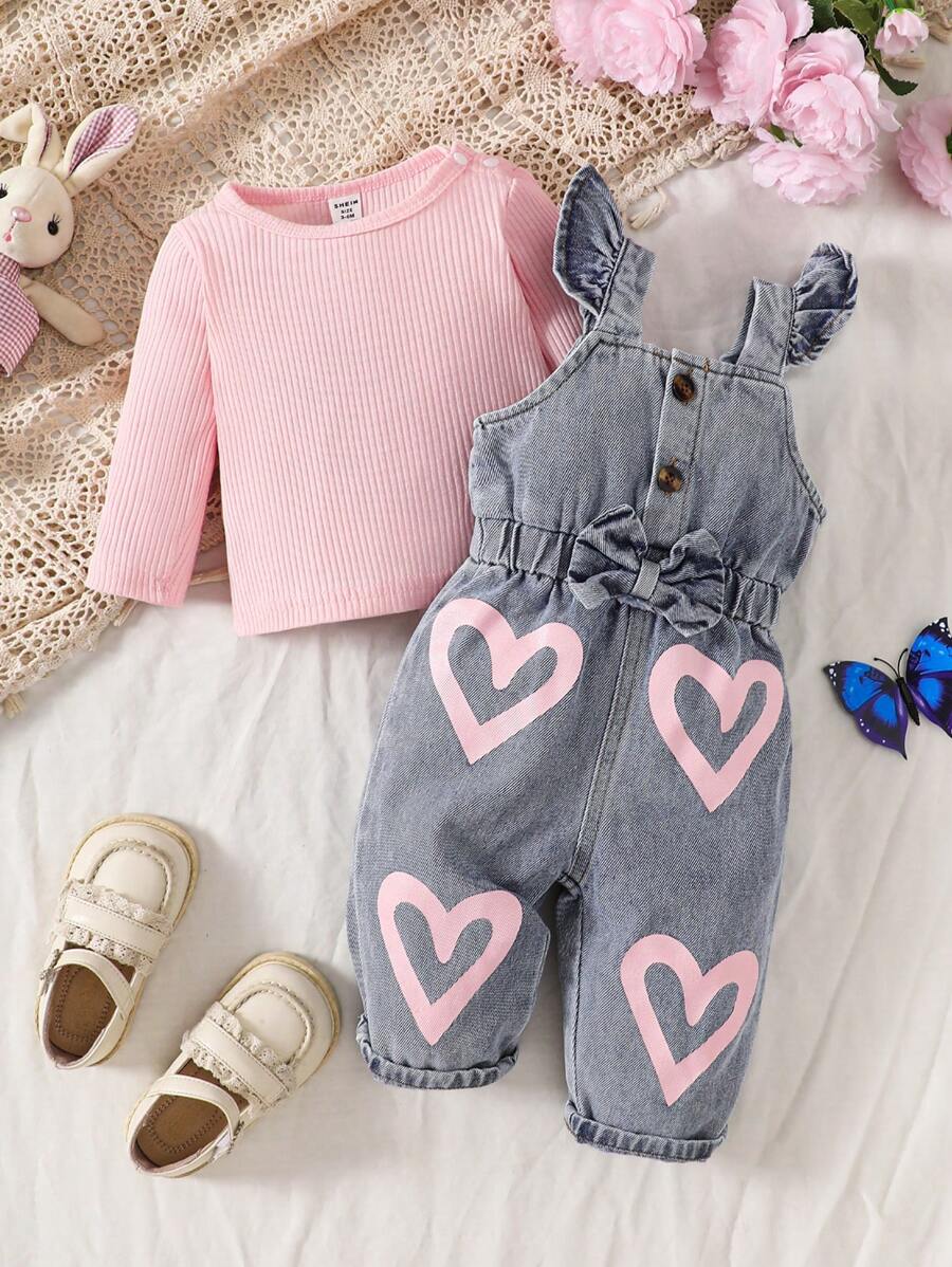 SHEIN 1 套女婴纯色圆领长袖罗纹 T 恤和心形印花工装裤休闲装，秋季