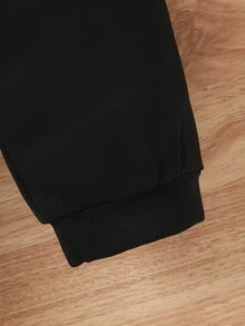 SHEIN 2 件套年轻男孩休闲标语印花连帽衫和裤子套装，春秋季 - 黑色 - 查看 5