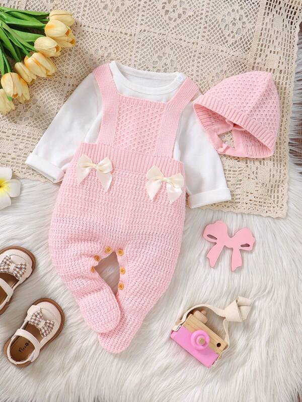 Artículo imprescindible para bebés niñas lindas! Conjunto de 2 piezas de mono sencillo y casual con babero de punto suave y cómodo, con calcetines adjuntos para mantener el calor, y gorro a juego, para crear un adorable atuendo para recién nacidos, cuidando con calidez cada paso del crecimiento del bebé