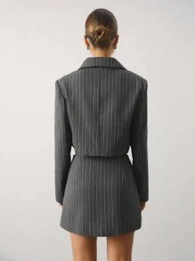 SHEIN Unity 2 piezas Blazer corto a rayas gris + Pantalones cortos asimétricos Traje de negocios informal de invierno para mujer - Gris Oscuro - Ver 3