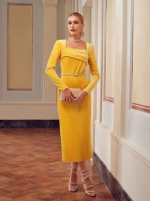 ZEYLAH Vestito midi con scollo quadrato in velluto liscio e arricciatato