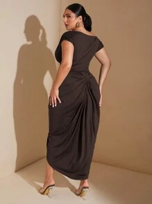 SHEIN BAE 大码女装秋冬时尚大码女装优雅约会派对黑色弹力针织舒适褶皱细节露肩垂坠连衣裙不对称下摆开衩中长连衣裙，女士生日礼服 - 咖啡棕 - 查看 2