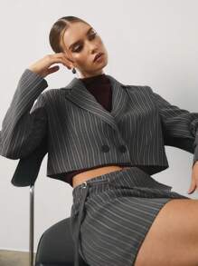 SHEIN Unity 2 piezas Blazer corto a rayas gris + Pantalones cortos asimétricos Traje de negocios informal de invierno para mujer - Gris Oscuro - Ver 2