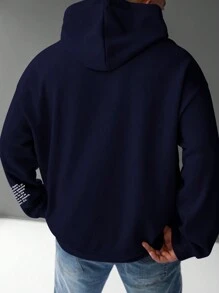 Manfinity Homme Áo nỉ trùm đầu thường ngày in chữ cỡ lớn cho nam, Áo hoodie, Áo hoodie nam, Áo hoodie màu xanh đậm, Áo hoodie nam - Màu xanh hải quân - Xem 2