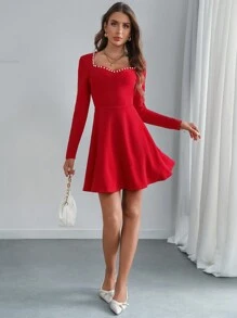 SHEIN Privé Váy ngắn thanh lịch cho nữ có trang trí ngọc trai giả, cổ tim, tay dài - Đỏ - Xem 3