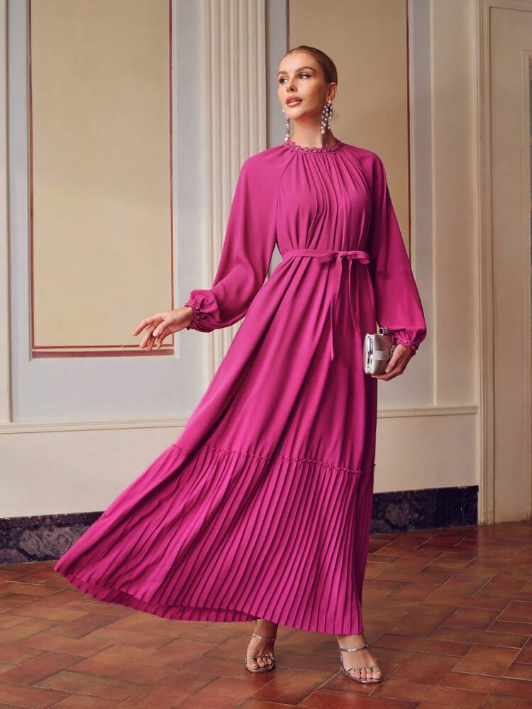 ZEYLAH Vestido largo con mangas de linterna, dobladillo plisado, adornado con aplicaciones de strass y perlas falsas, y cinturón