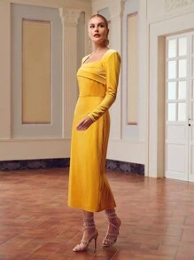 ZEYLAH Vestito midi con scollo quadrato in velluto liscio e arricciatato