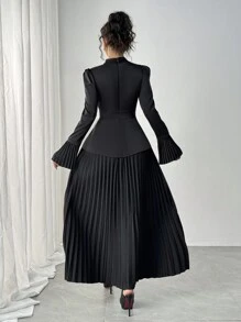 Rafferiza 纯色立领喇叭袖褶皱 A 字长袖连衣裙长款缎面女装 - 黑色 - 查看 2
