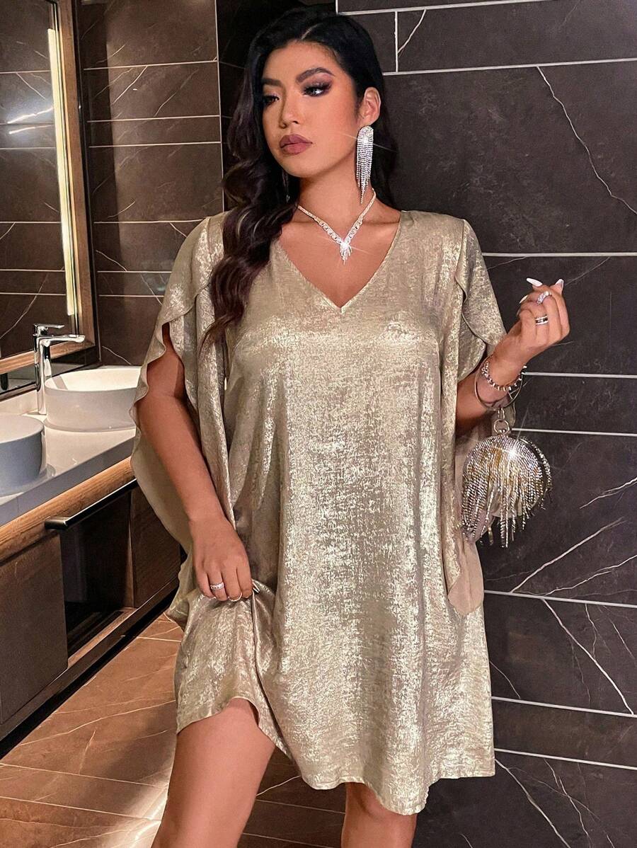 大码 V 领荷叶边短款休闲连衣裙，适合度假