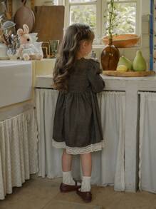 SHEIN Vintaside Kids 年轻女孩棕色格子蕾丝撞色连衣裙，配头巾，舒适的法式乡村风格，适合春季、秋季和冬季 - 白色 - 查看 2