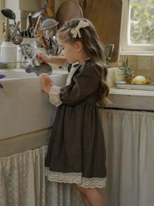 SHEIN Vintaside Kids 年轻女孩棕色格子蕾丝撞色连衣裙，配头巾，舒适的法式乡村风格，适合春季、秋季和冬季 - 白色 - 查看 3