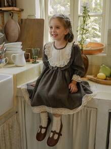 SHEIN Vintaside Kids 年轻女孩棕色格子蕾丝撞色连衣裙，配头巾，舒适的法式乡村风格，适合春季、秋季和冬季 - 白色 - 查看 5