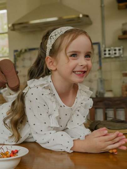 SHEIN 2 Stück Set für Kleine Mädchen bestehend aus weißem Top und weißer Polka Dot Hose, lässige Landhaus-Garderobe geeignet für Frühling und Herbst