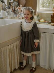 SHEIN Vintaside Kids 年轻女孩棕色格子蕾丝撞色连衣裙，配头巾，舒适的法式乡村风格，适合春季、秋季和冬季 - 白色 - 查看 4