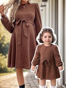 SHEIN Baby Girl Mommy & Me 棕色针织松紧腰长袖连衣裙，秋冬款