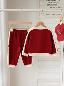 SHEIN Bộ 2 quần dài tay dệt kim mềm mại in chữ màu đỏ tía tương phản cho bé trai/bé gái, cổ tròn, màu sắc Giáng sinh, cơ bản, đa năng, thường ngày, sang trọng, thích hợp mặc ở nhà, ngoài trời, đi học - Màu Đỏ Sâu - Xem 2