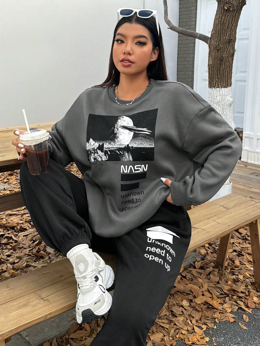 SHEIN EZwear 2 件套大码字母与图案印花圆领长袖上衣和裤子休闲装 - 黑色 - 查看 1