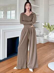 DAZY 2 Stücke/Set Damen einfaches V-Ausschnitt Plissee T-Shirt und weite Hose, Herbstkleidung Trainingsanzug Damen Set Loungewear für Damen - Kaffeebraun - Übersicht 1