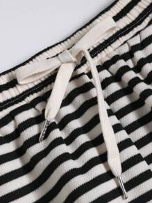 SHEIN BASICS 1pc Women Casual Solid Color Knit Striped Loose Shorts