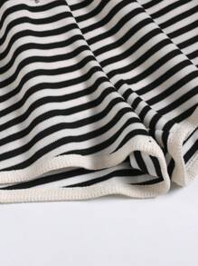 SHEIN BASICS 1pc Women Casual Solid Color Knit Striped Loose Shorts