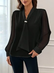 SHEIN Privé Blusa de botones blanca ajustada con adorno de lazo y cuello de perlas, uso de oficina elegante/casual, primavera/otoño, talla grande - Negro - Ver 2