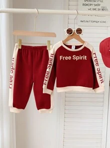 SHEIN Bộ 2 quần dài tay dệt kim mềm mại in chữ màu đỏ tía tương phản cho bé trai/bé gái, cổ tròn, màu sắc Giáng sinh, cơ bản, đa năng, thường ngày, sang trọng, thích hợp mặc ở nhà, ngoài trời, đi học - Màu Đỏ Sâu - Xem 5