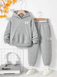 SHEIN 年轻男孩 2 件套休闲学院风舒适时尚实用百搭字母印花羊毛连帽运动衫和裤子套装，适合开学第一天、校服、服装、返校、日常穿着、秋冬季 - 灰色 - 查看 1