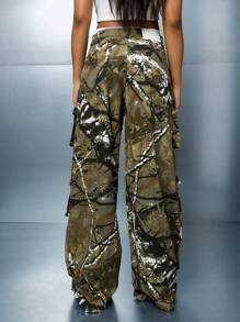 SUMWON WOMEN Jeans de pierna ancha tipo cargo con estampado de salpicaduras de pintura camuflaje en toda la prenda
