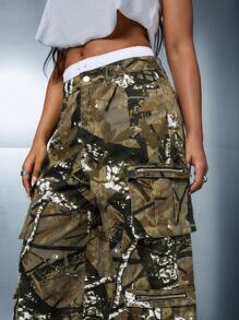 SUMWON WOMEN Jeans de pierna ancha tipo cargo con estampado de salpicaduras de pintura camuflaje en toda la prenda